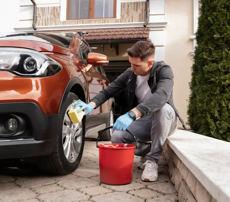 Lavage auto à domicile Médis : professionnel intervenant sur un véhicule